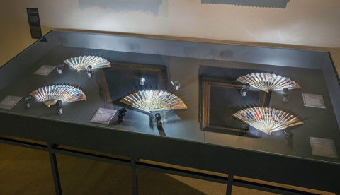 Vitrine de l’exposition physique au musée Sainte-Croix (septembre 2022)