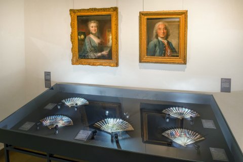 Mise en rapport des pastels de Jean Valade et des éventails